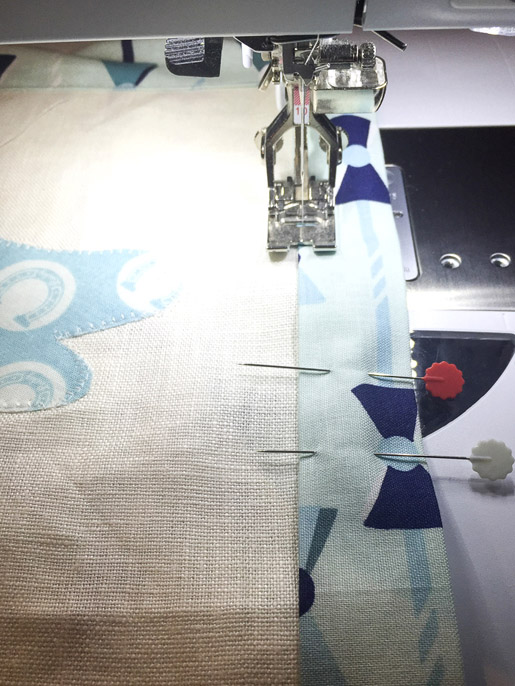 ho to pin the opening of the napkin closed