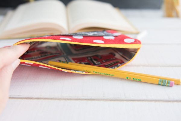 Sewing Tutorial for a zippered pouch with a chalk board on the front... so cute for back to school or for a teacher appreciation gift 