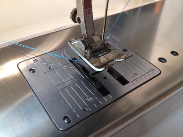 Blanket Stitch Tip - 9 mm Stitch Plate with 5.5 mm needle opening