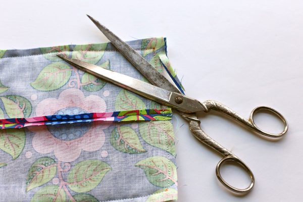 Scissors Motif Pincushion Tutorial