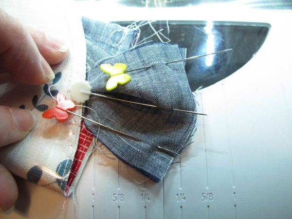 Vinyl Zip Pouch Tutorial - pin the edges