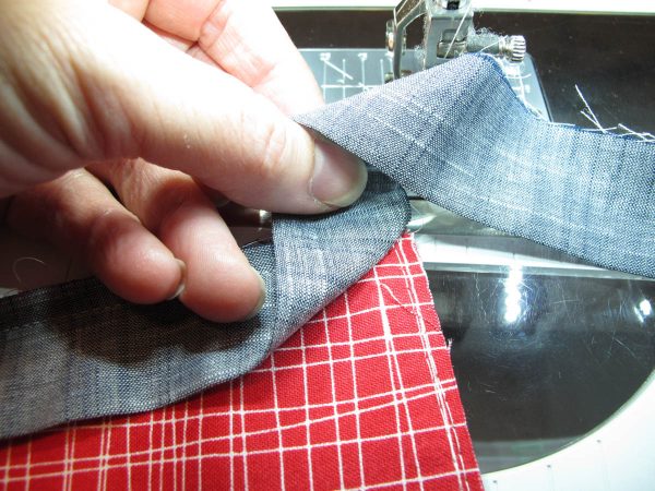 Vinyl Zip Pouch Tutorial - fold back binding