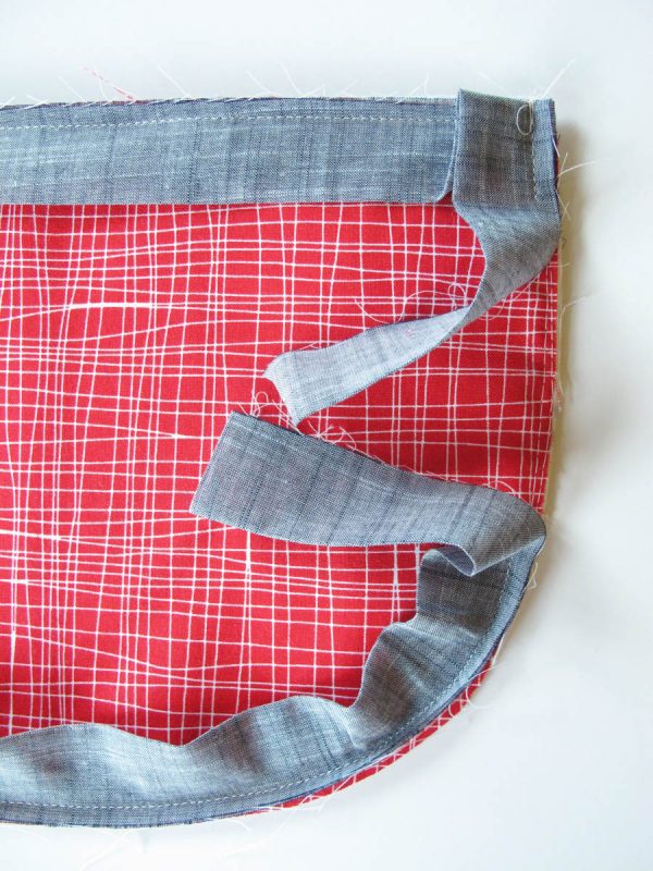 Vinyl Zip Pouch Tutorial - Stop sewing the binding on about 1″ past the top of the last corner and backstitch