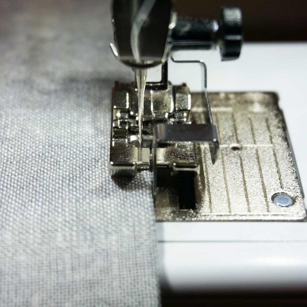 16SewDIY-HowToSewButtonDown-Tips-1200x1200-TopstitchFoot1