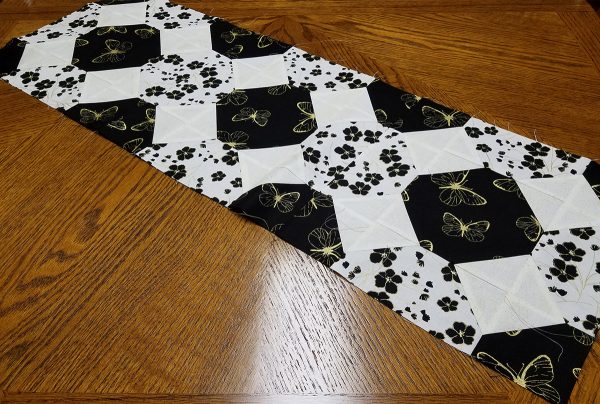 Magic circle table runner