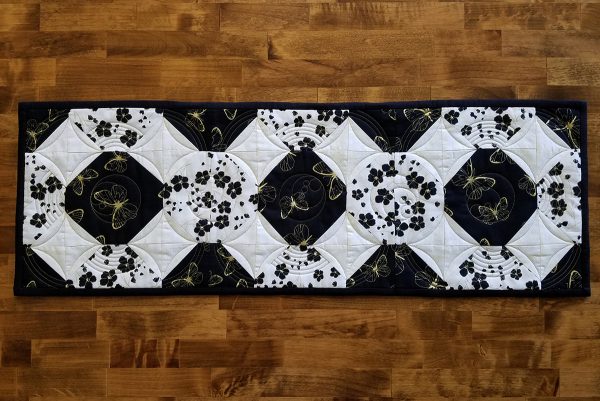 Magic circle table runner