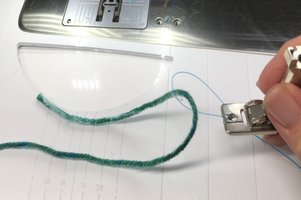 BERNINA Braiding Foot 21 - loading yarn