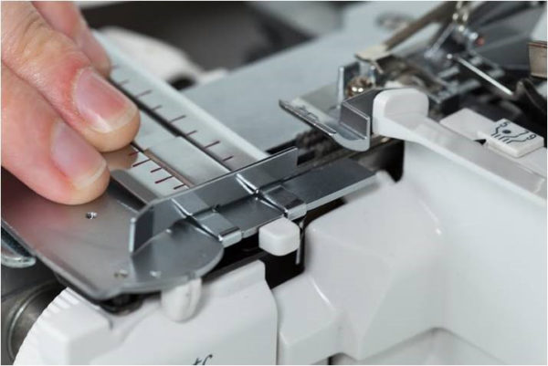 BERNINA_L_460_Multi-purpose_Foot_09_seam_gauge