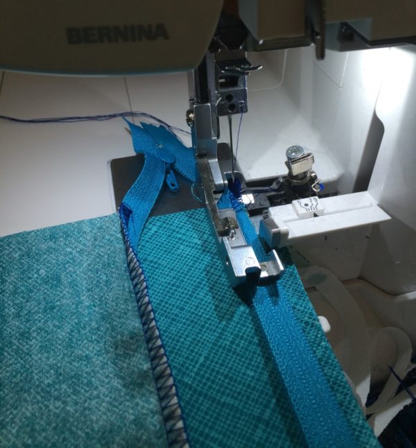 BERNINA_L_460_Multi-purpose_Foot_zipper_install_2