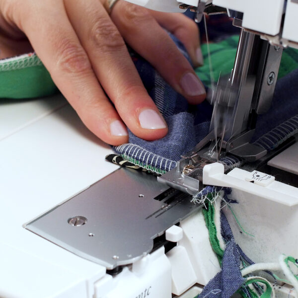 speedy_binding_with_an_overlocker_fold_mitered_corner_ending_seam