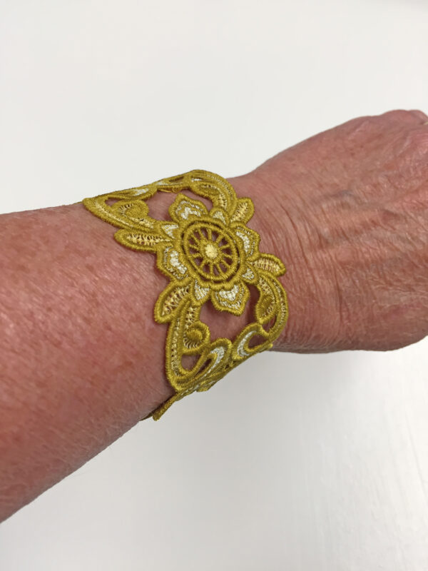 Freestanding_Lace_Bracelet