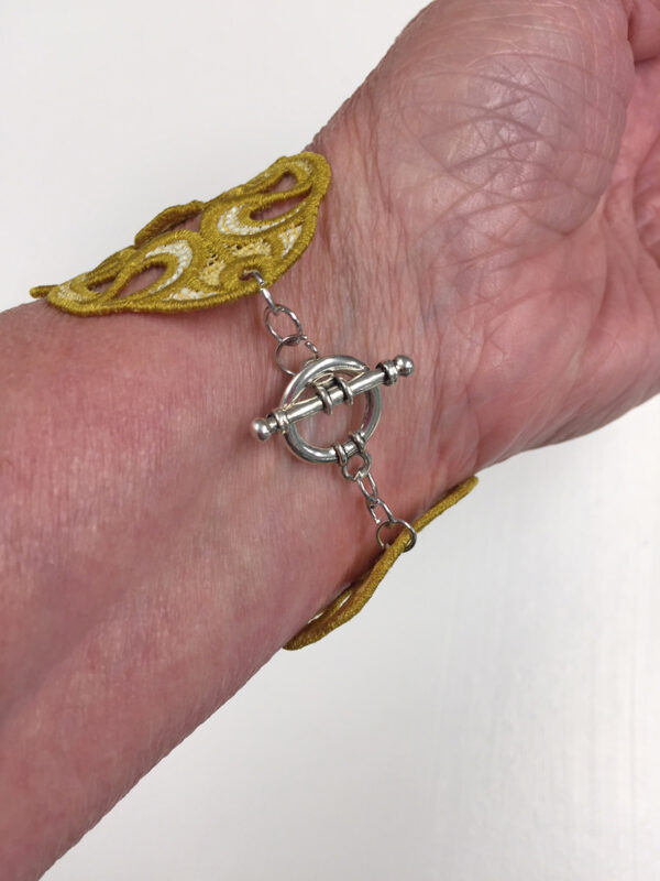 Freestanding_Lace_Bracelets_Attach_Hardware