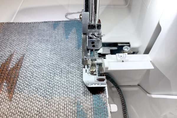 Manual_Buttonholes_overlock_edge