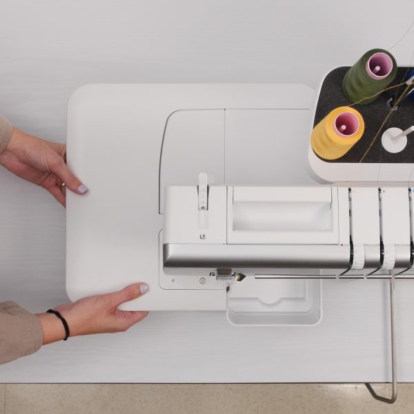 BERNINA_Air_Threading_Overlocker_L850_threading_slide-on_table
