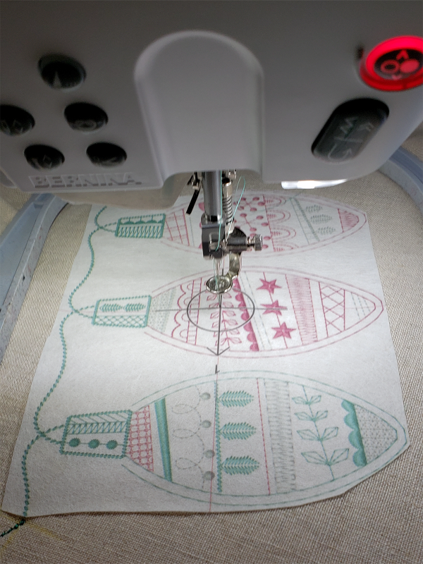 Octagon Tree Skirt - Holiday_Stitches_82023_28 A3_no_Pinpoint_Placement_BERNINA_WeAllSew_Blog_1200x1600px