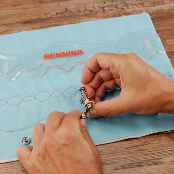 BERNINA 3 Ways Adjustable Feet 07_Attaching_couching_insert_F_BERNINA_WeAllSew_Blog_800x800px
