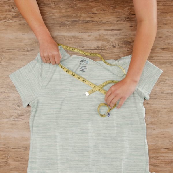 MTC_Crew_Neck_to_V_Neck_07_Measure_neckline_BERNINA_WeAllSew_Blog_1080x1080px
