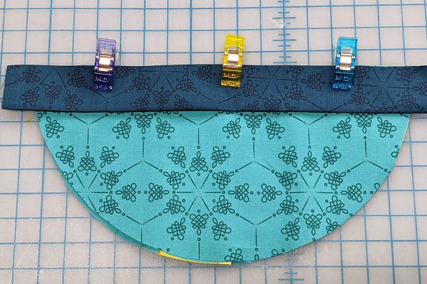 Wall Organizer Tutorial BERNINA 1200 x 800_ALign the Binding on pocket Med Organizer