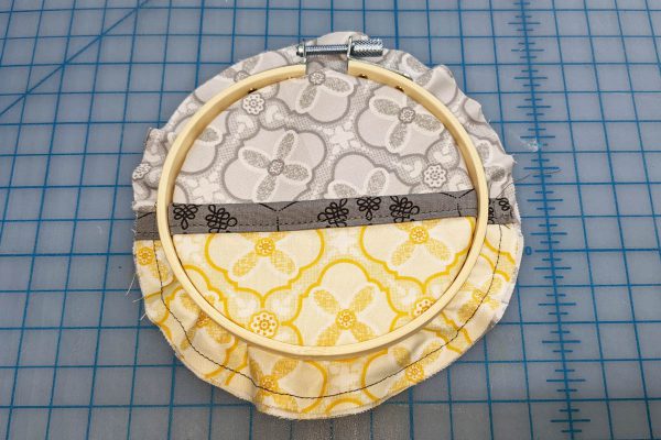 Wall Organizer Tutorial BERNINA 1200 x 800_Snap onto small ring Small Organizer