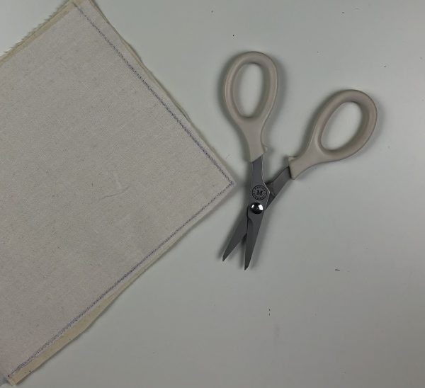 Detachable Collar Tutorial: clipping and trimming excess fabric for sharp collar points