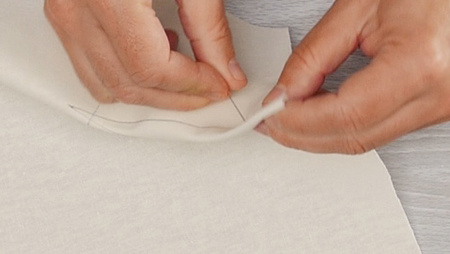 MTC_Sewing_A_Dart_03_Pinning_the_Dart_BERNINA_WeAllSew_Blog_450x254px
