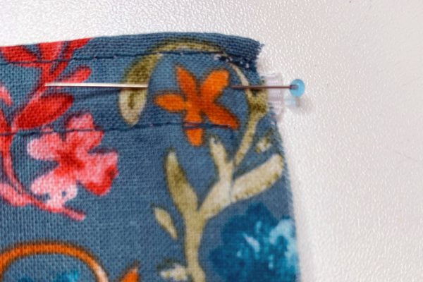 Pin elastic at casing opening