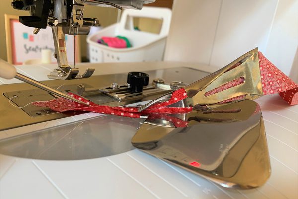 MTC_Wavy_Binding_11_Binding_folds_in_half_BERNINA_WeAllSew_Blog_1200x800px
