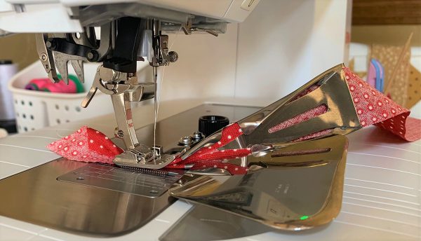 MTC_Wavy_Binding_12_Lower_Foot_BERNINA_WeAllSew_Blog_1200x688px