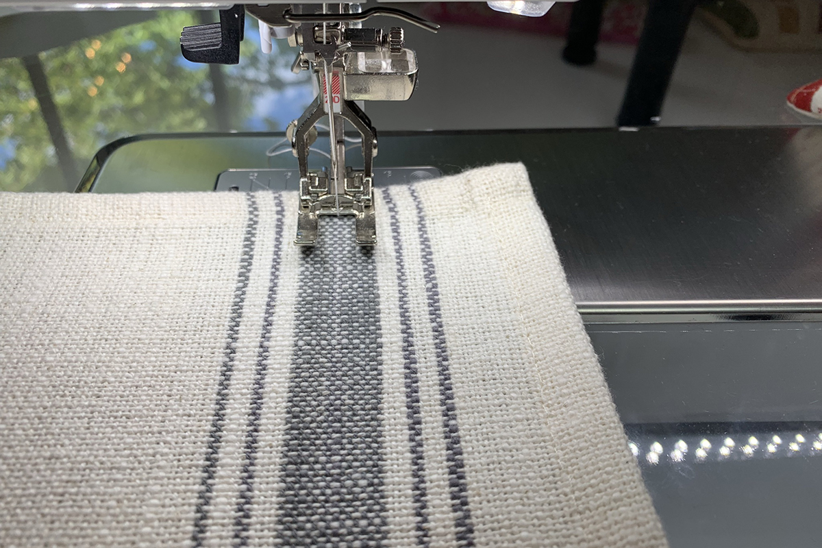 Embellished_Table_Runner_05_Center_Foot_BERNINA_WeAllSew_Blog_1200x800px