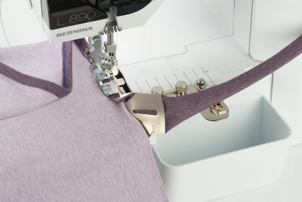 Overlocker Binder - Introducing_Overlock_Binder_Attachment_13_Binding_the_fabric_BERNINA_WeAllSew_Blog_800x534px