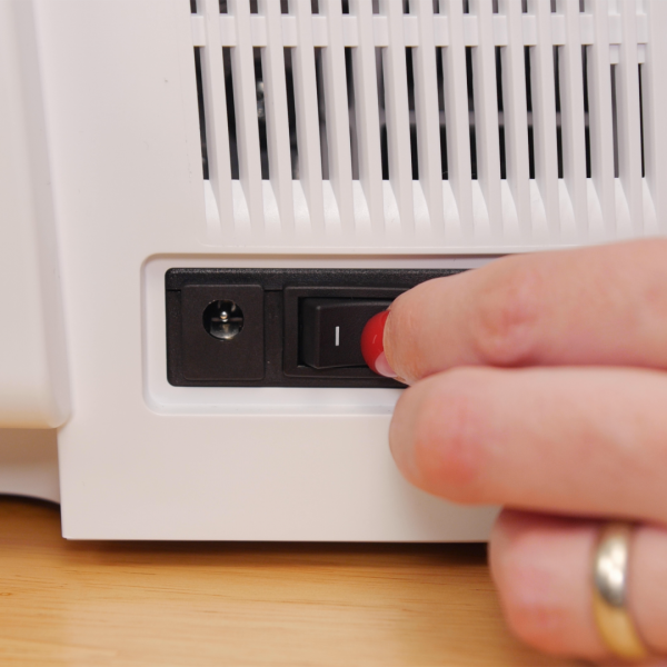 MTC_L_8_Overlocker_Cleaning_02_Cleaning_L8_power_off_BERNINA_WeAllSew_Blog_1080x1080px