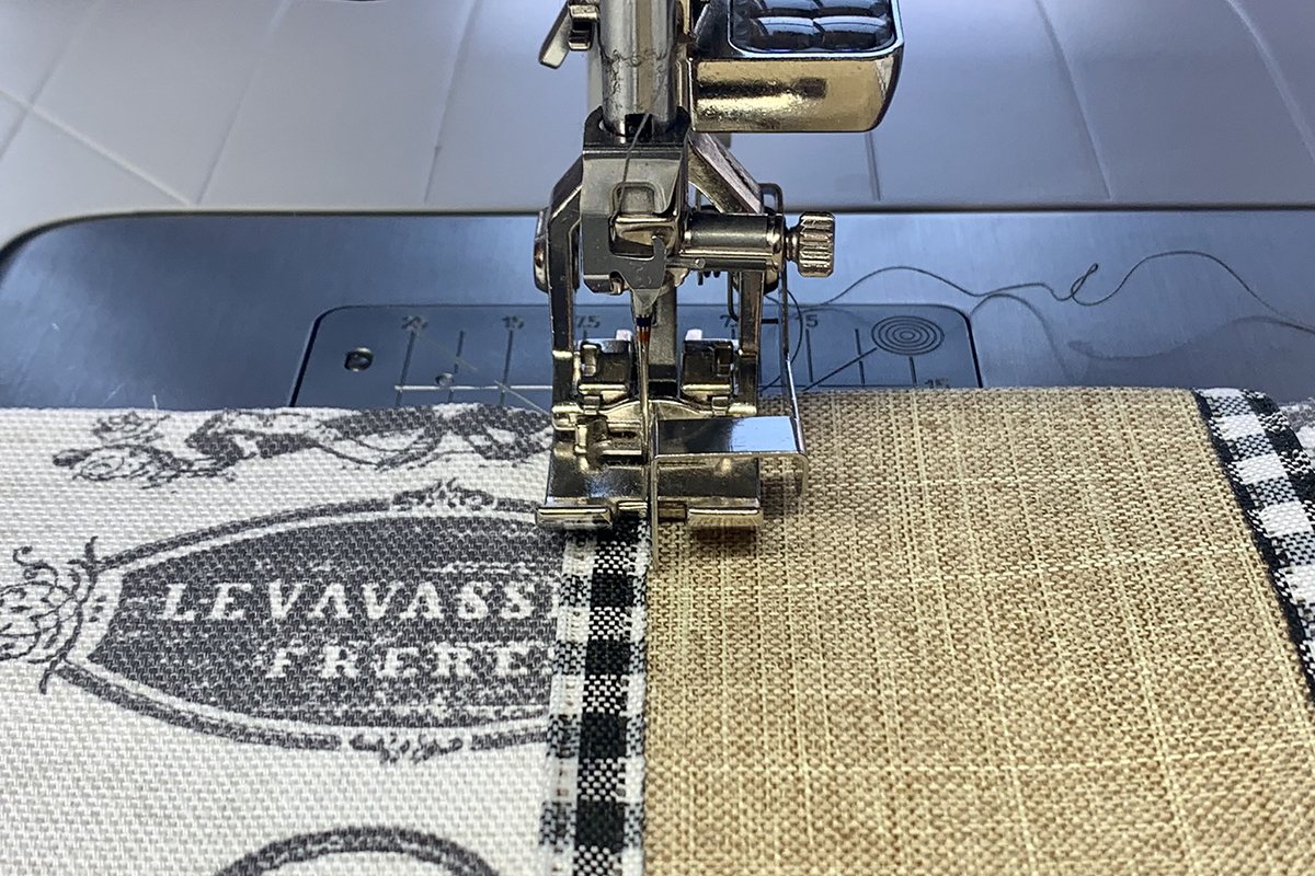 Decorative_Stitch_Placemat_25_Position_Foot_