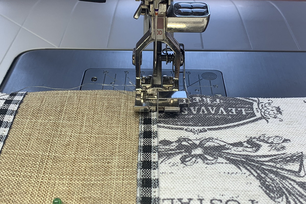 Decorative_Stitch_Placemat_26_Stitch_Ribbon_BERNINA_WeAllSew_1200x800px