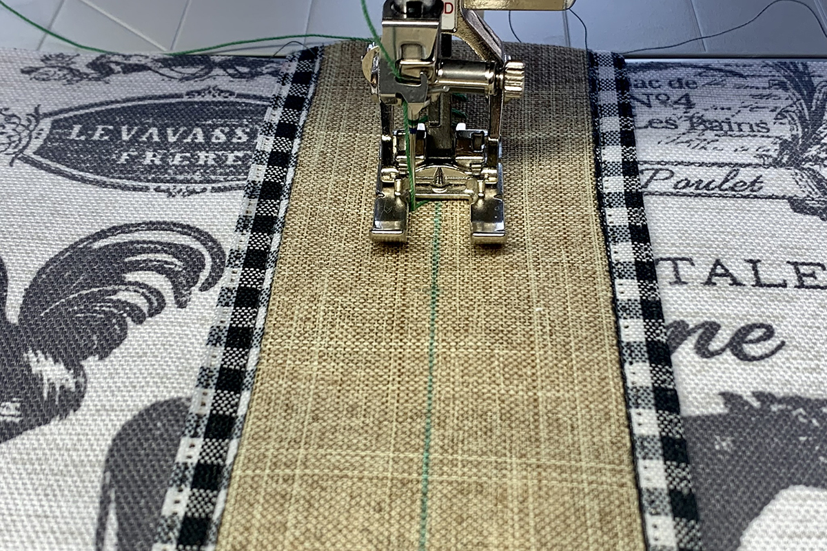 Decorative_Stitch_Placemat_28_Stitch_BERNINA_WeAllSew_1200x800px