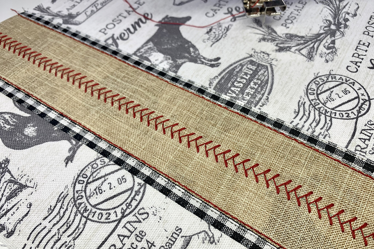 Decorative_Stitch_Placemat_33_Straight_Stitch_BERNINA_WeAllSew_1200x800px
