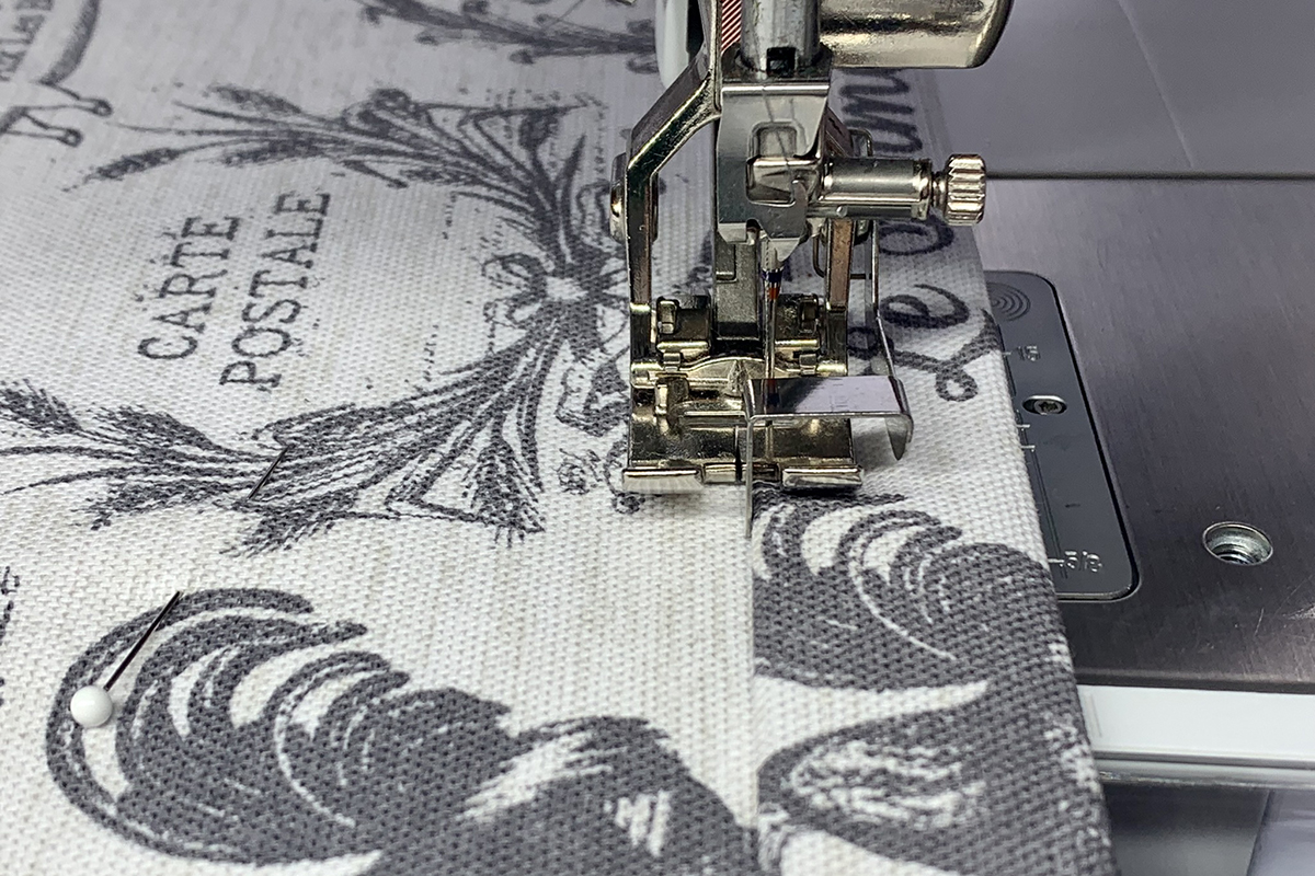 Decorative_Stitch_Placemat_35_Stitch_Binding_BERNINA_WeAllSew_1200x800px