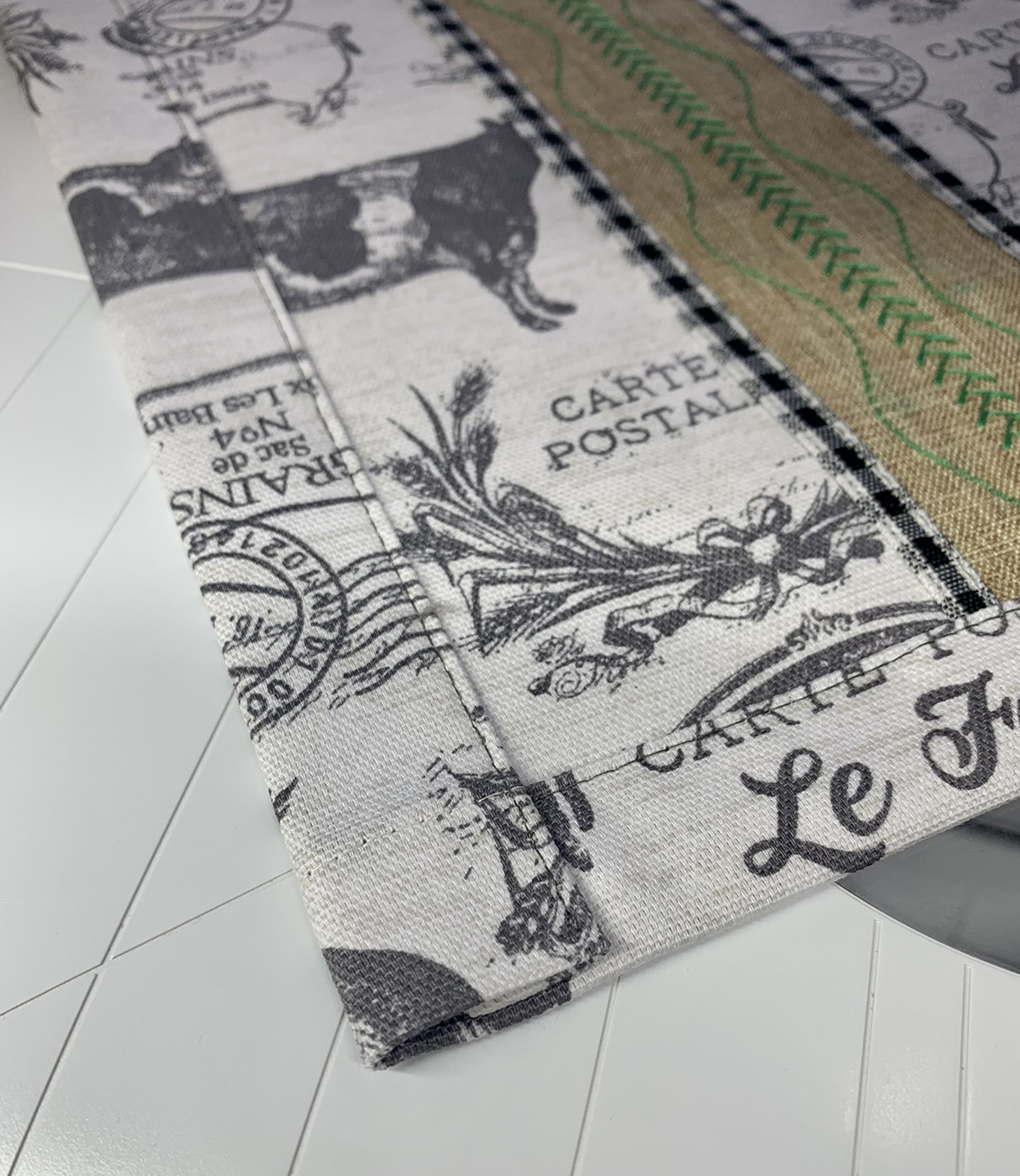 Decorative_Stitch_Placemat_37_Binding_Closeup_BERNINA_WeAllSew_1200x1383px