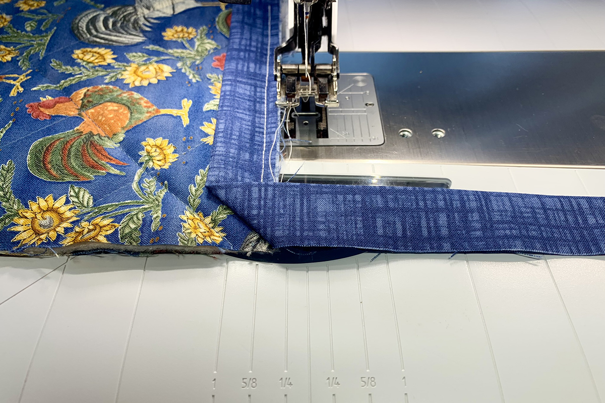 Lap_Seam_Bindfing_06_Fold_Binding_BERNINA_WeAllSew_Blog_1200x800px