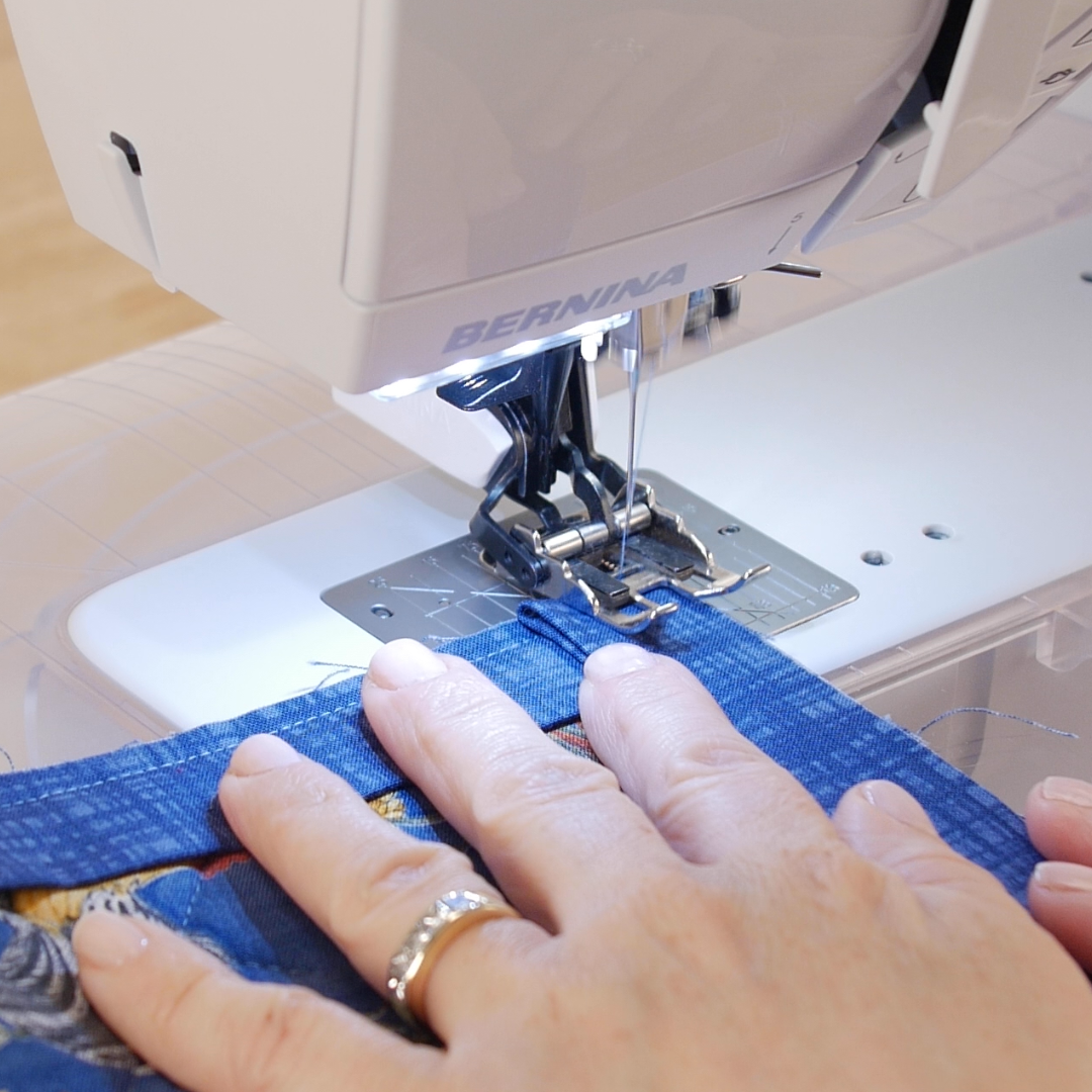 Lap_Seam_Bindfing_09_Second_Side_BERNINA_WeAllSew_Blog_1080x1080px