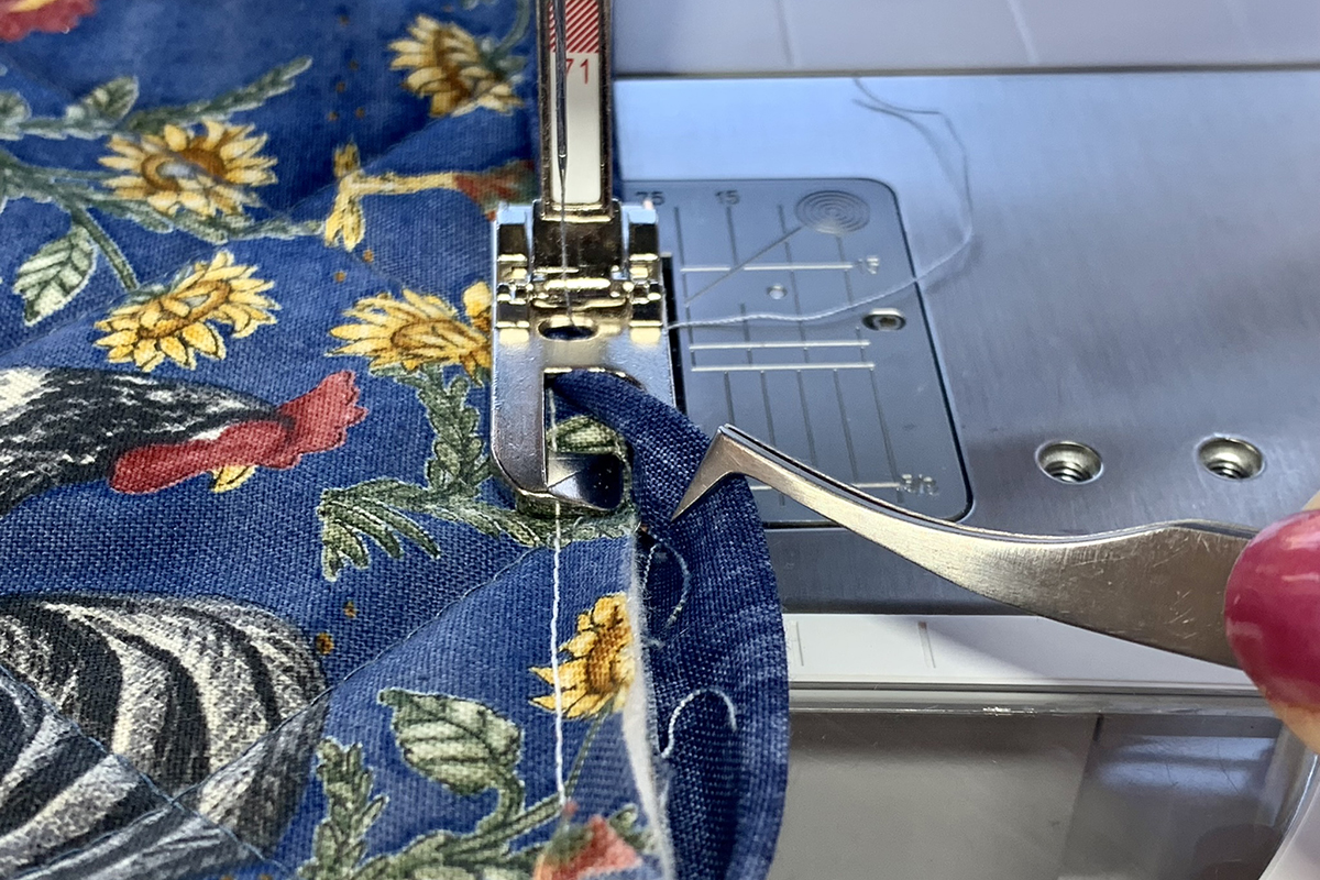 Lap_Seam_Bindfing_17_Left_Toe_Under_Tongue_BERNINA_WeAllSew_Blog_1200x800px