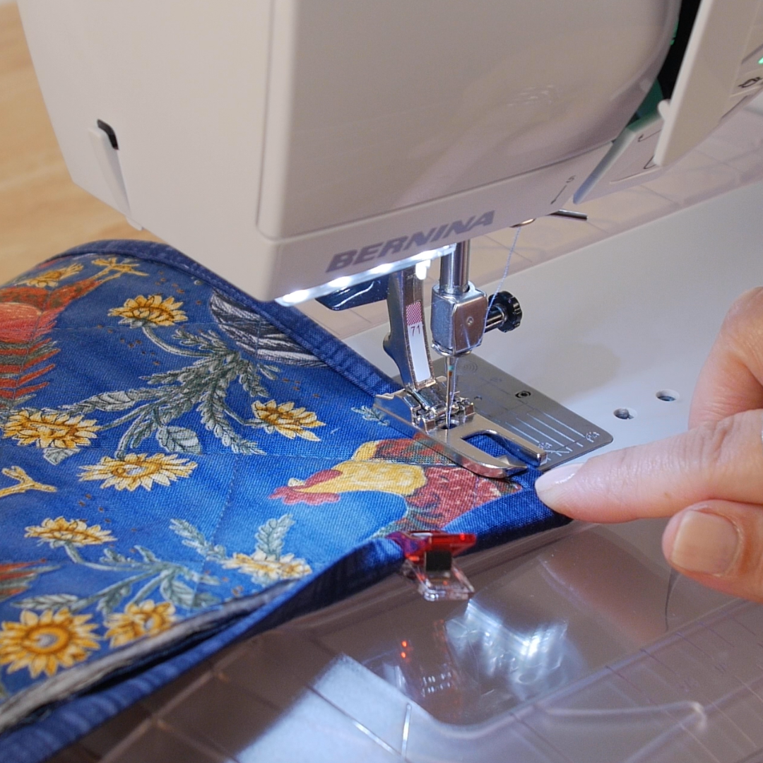 Lap_Seam_Bindfing_19_Stitch_Corner_BERNINA_WeAllSew_Blog_1080x1080px