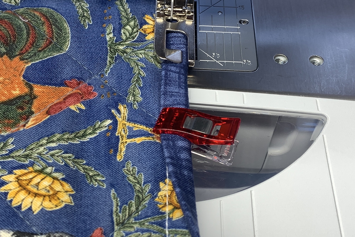 Lap_Seam_Bindfing_22_Turn_BERNINA_WeAllSew_Blog_1200x800px