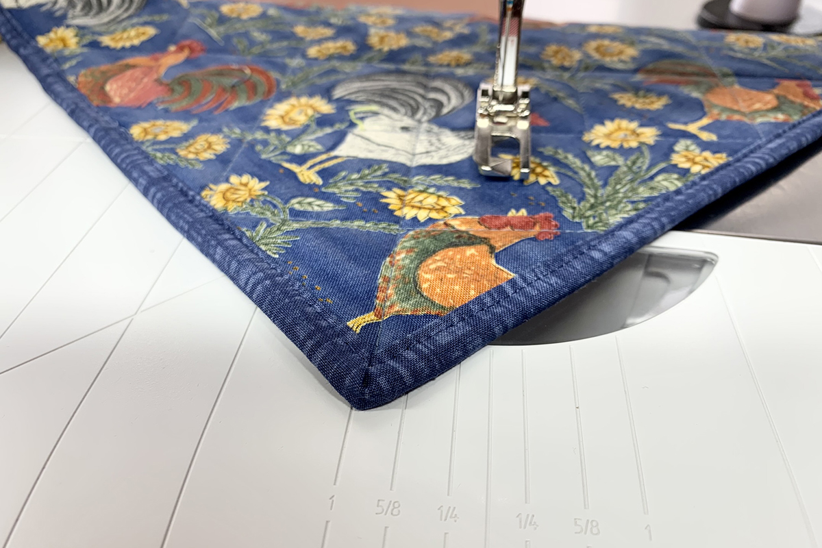 Lap_Seam_Bindfing_25_Binding_Close_up_BERNINA_WeAllSew_Blog_1200x800px