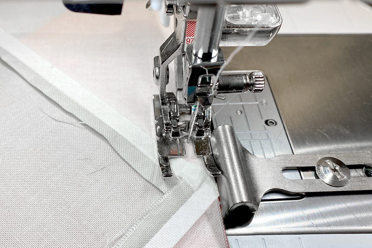 MTC_Tiny_Patchwork_09_Needle_Opening_BERNINA_WeAllSew_Blog_1080x1080px[1]