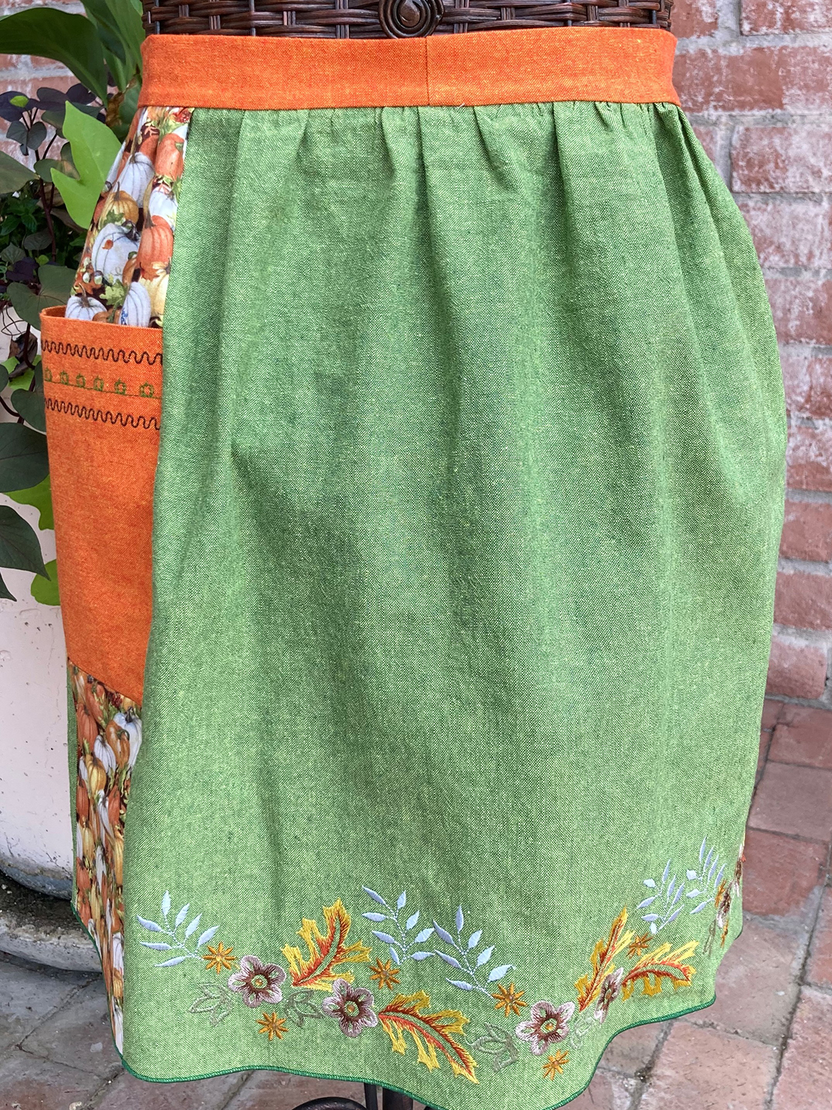 Serging_an_Apron_Part 2_01_Cover_Shot_BERNINA_WeAllSew_Blog_1200x1600px