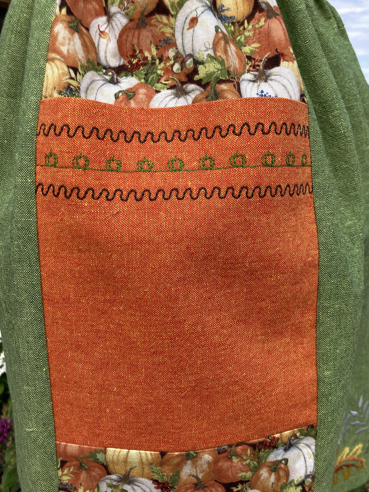 Serging_an_Apron_Part 2_24_Finished_pocket_in_apron_BERNINA_WeAllSew_Blog_1200x1600px