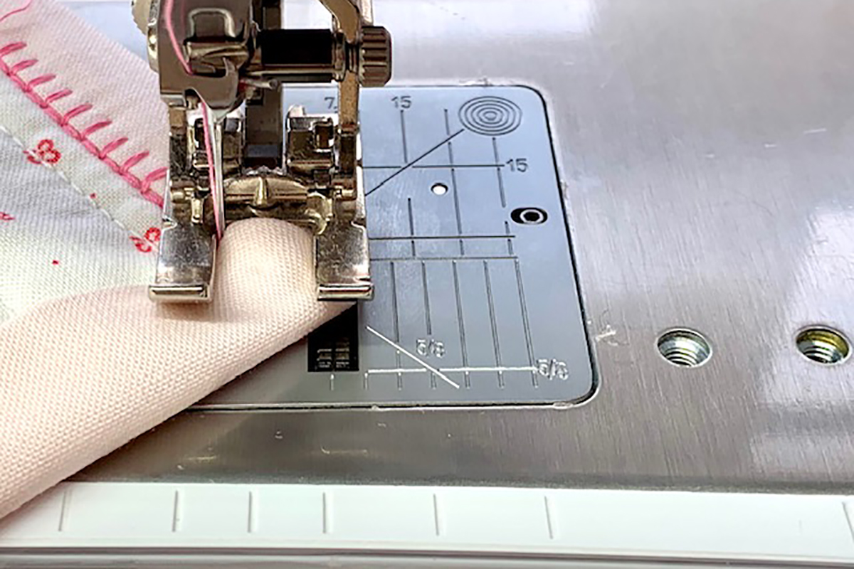 MTC_Decorative_Stitch_Binding_10_blanket_stitch_on_diagonal_BERNINA_WeAllSew_Blog_1080x1080px[1]