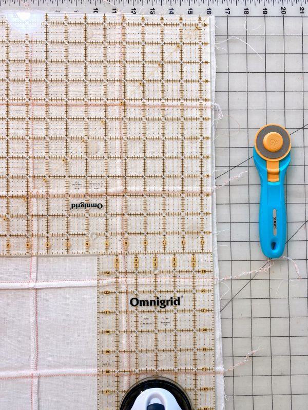 sew a table runner on an overlocker - trimming