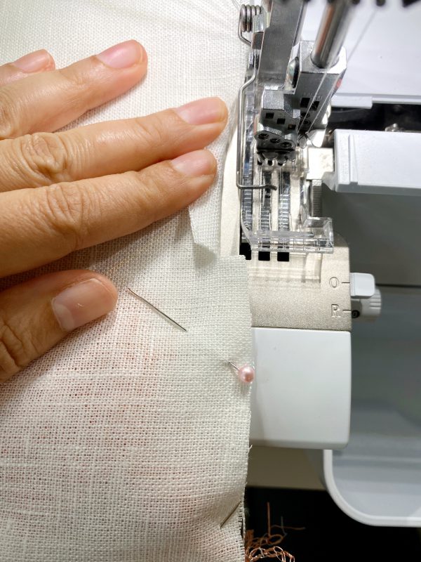 sew a table runner on an overlocker 