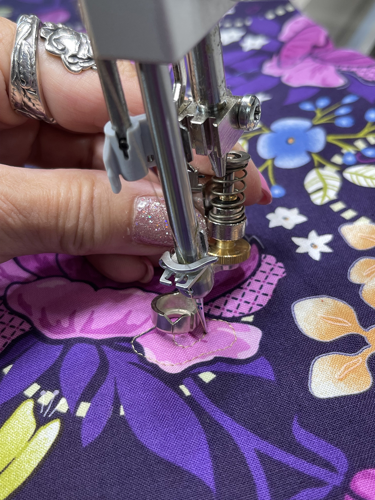Adjustable_Ruler_Foot_#72S_05_Remove_Foot_BERNINA_WeAllSew_Blog_1200x1600px